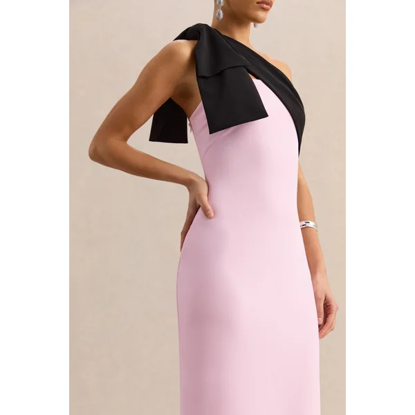 Adara | Robe longue rose et noire à encolure asymétrique avec détail nœud