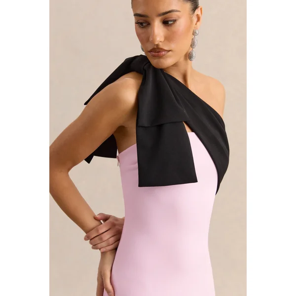 Adara | Robe longue rose et noire à encolure asymétrique avec détail nœud