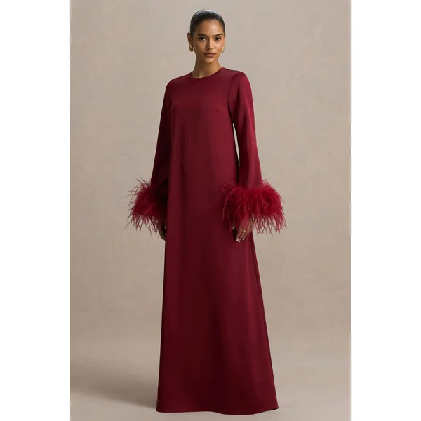Adella | Robe longue en satin bordeaux avec finitions en plumes
