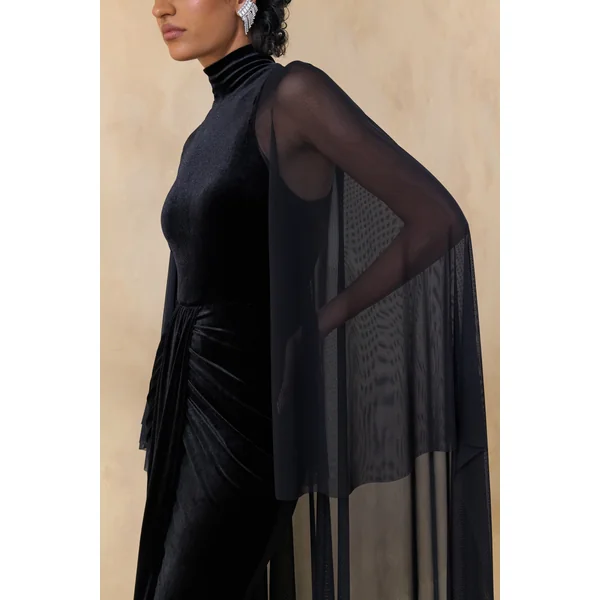 Adoring | Robe longue noire en velours à encolure haute avec cape