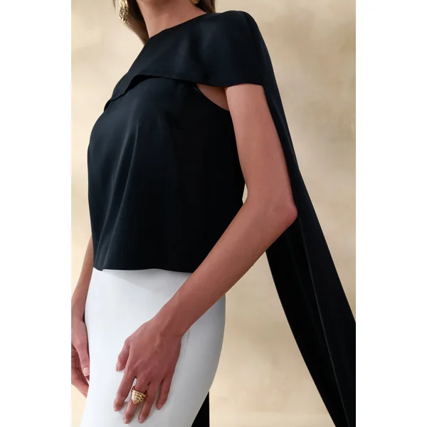 Aetheria | Top noir en satin à encolure haute avec cape