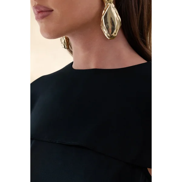 Aetheria | Top noir en satin à encolure haute avec cape