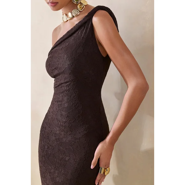 Afina | Robe longue en dentelle marron à encolure asymétrique