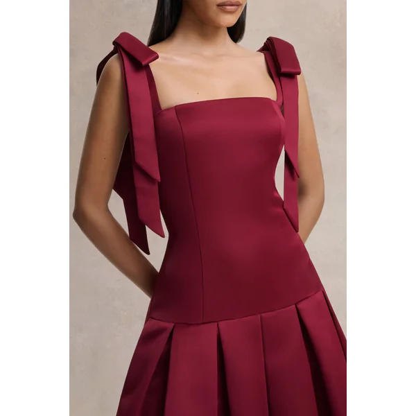 Alberta | Robe mi-longue en satin bordeaux avec bretelles nouées