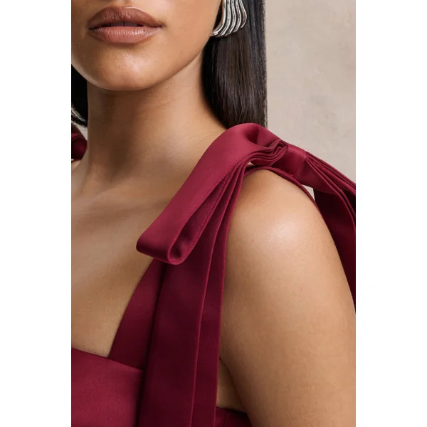 Alberta | Robe mi-longue en satin bordeaux avec bretelles nouées