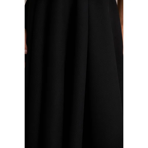 Alessa | Robe mi-longue noire à coupe tailleur et décolleté plongeant