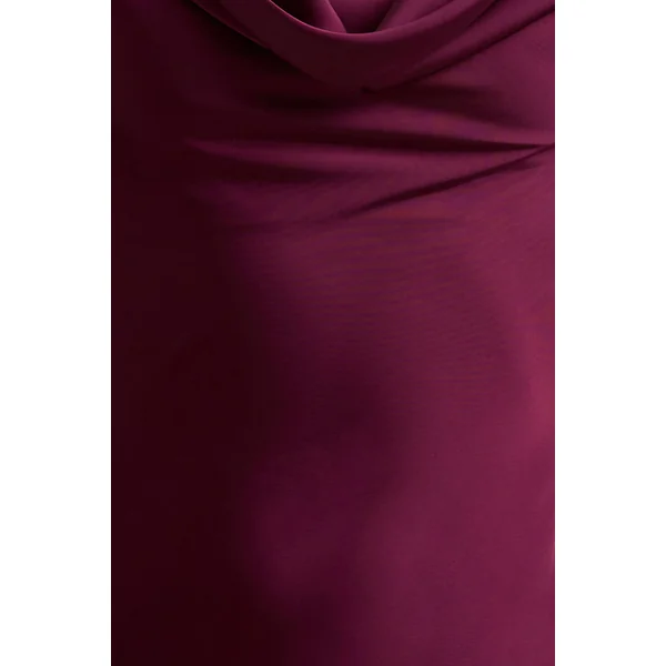 Alesso | Robe longue en satin rouge bordeaux à décolleté bénitier