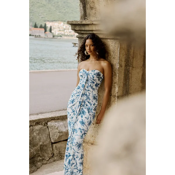 Ali | Robe longue portefeuille froncée à encolure cœur et imprimé porcelaine bleu