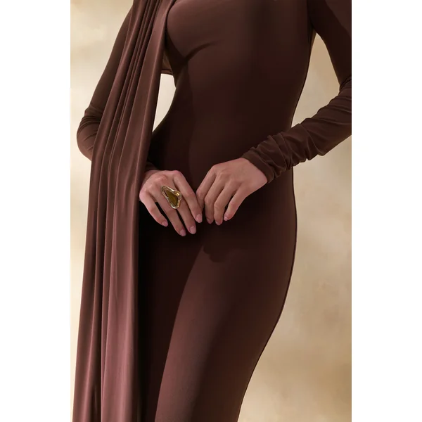 Amaria | Robe longue marron à encolure haute et détail écharpe