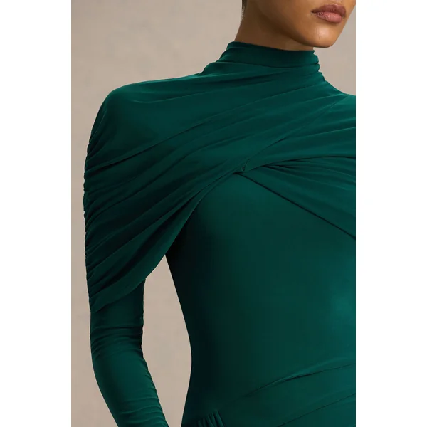 Aneira | Robe longue vert bouteille à col montant avec manches cape