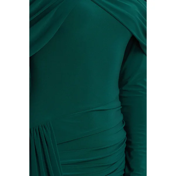 Aneira | Robe longue vert bouteille à col montant avec manches cape