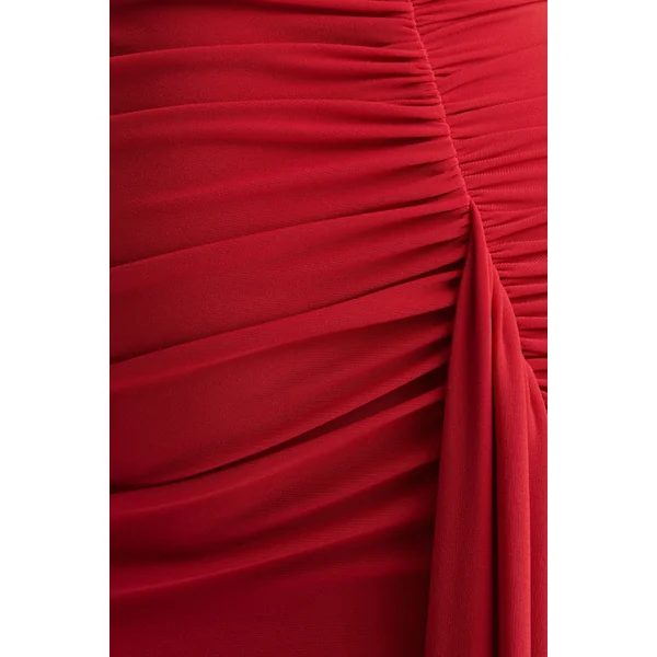 Anne | Robe longue rouge portefeuille à encolure asymétrique avec écharpe