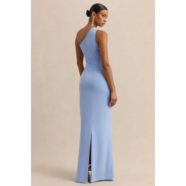 Arovia | Robe longue bleu poudré en satin à encolure asymétrique et détails drapés