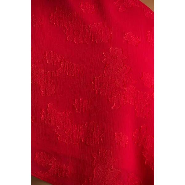Aruba | Haut court rouge asymétrique à manches longues en satin dévoré