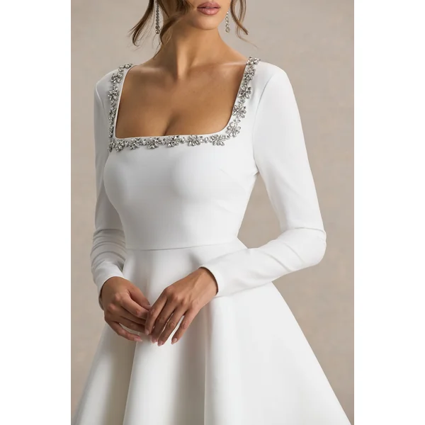 Astonish | Mini-robe blanche à manches longues ornée avec jupe volumineuse