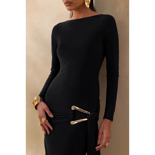 Astrielle | Robe longue noire à encolure large avec détail doré et écharpe