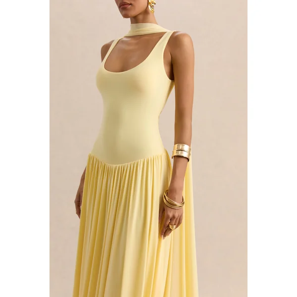 Aurina | Robe longue citron à encolure carrée avec cape