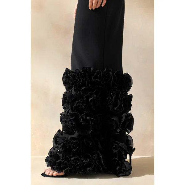 Aurose | Robe longue noire à encolure carrée avec ourlet sirène volanté