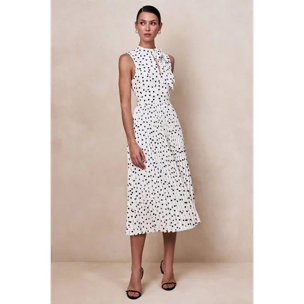 Avalon | Robe mi-longue à pois blancs à encolure écharpe avec jupe plissée