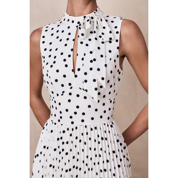 Avalon | Robe mi-longue à pois blancs à encolure écharpe avec jupe plissée