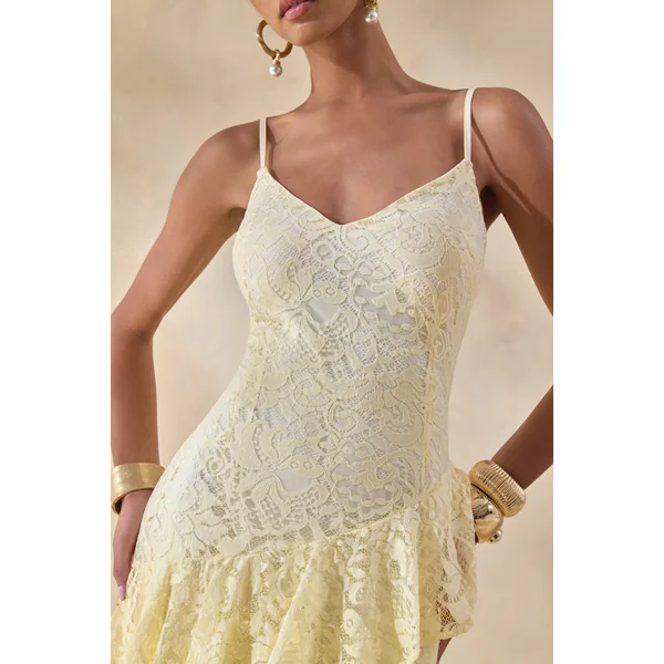 Avelisse | Robe longue citron en dentelle à encolure plongeante avec détails volantés