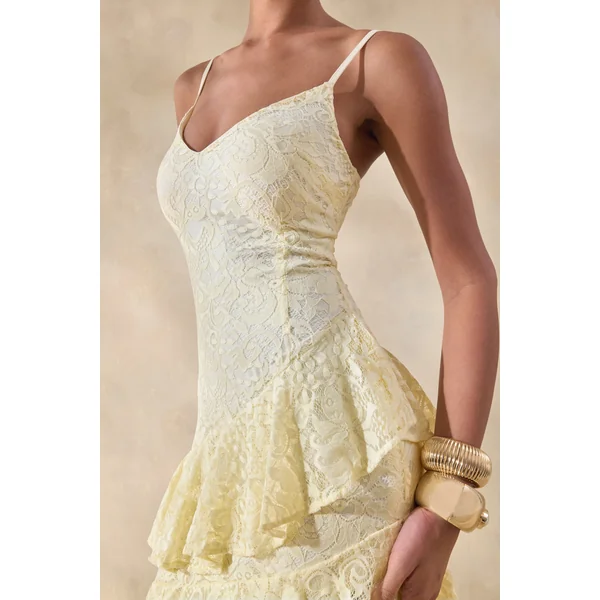 Avelisse | Robe longue citron en dentelle à encolure plongeante avec détails volantés