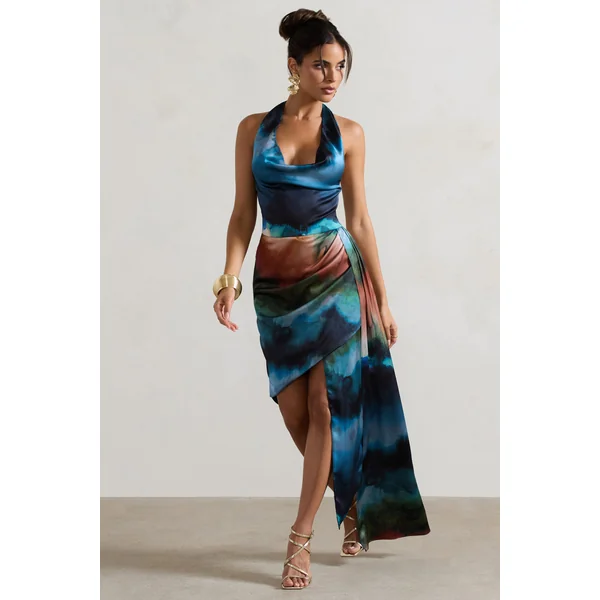Bali | Robe mi-longue en satin à imprimé flou bleu avec décolleté bénitier drapé.