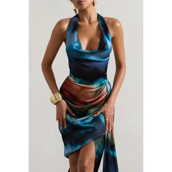 Bali | Robe mi-longue en satin à imprimé flou bleu avec décolleté bénitier drapé.