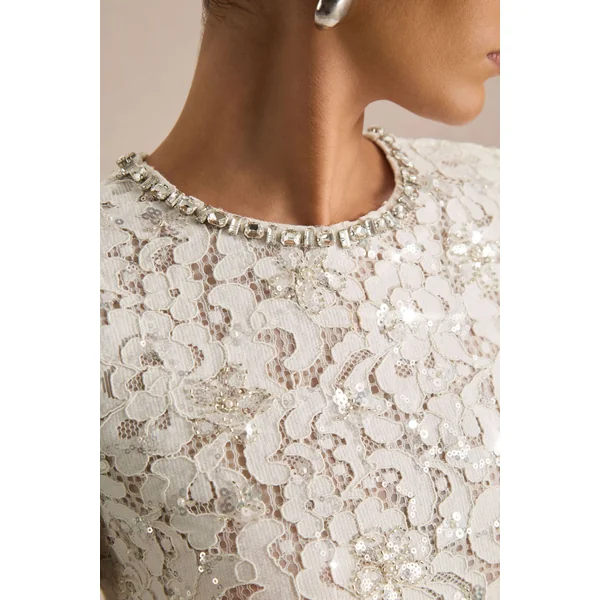 Beau | Robe longue en dentelle écrue à encolure ras-du-cou ornée avec détail drapé