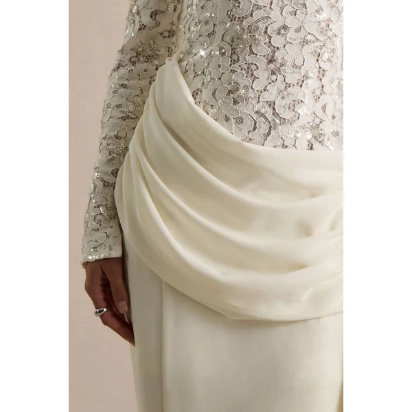 Beau | Robe longue en dentelle écrue à encolure ras-du-cou ornée avec détail drapé