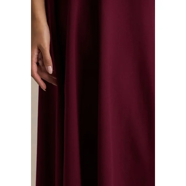 Bellona | Robe mi-longue bordeaux à col montant et ourlet asymétrique