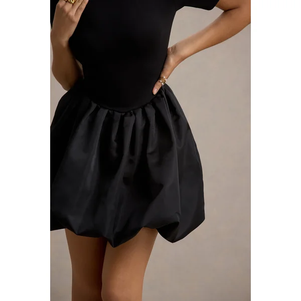 Blake | Mini-robe noire à manches courtes et jupe bouffante en satin