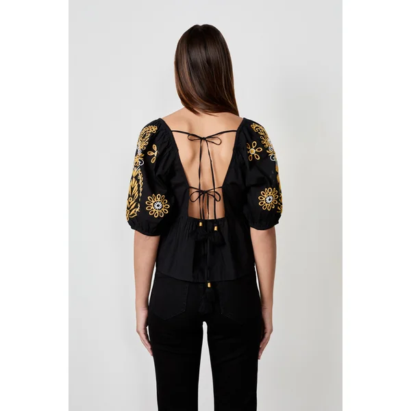 Blouse brodée dos nu
