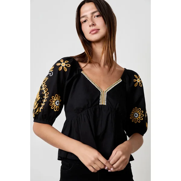 Blouse brodée dos nu