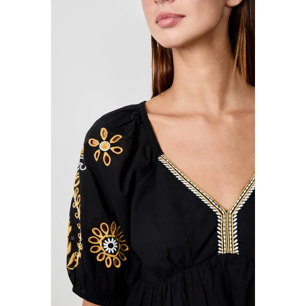 Blouse brodée dos nu