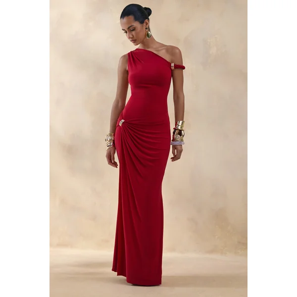 Caelia | Robe longue rouge à encolure asymétrique avec détails dorés et écharpe