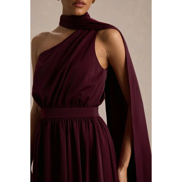 Caluna | Robe mi-longue en satin bordeaux à encolure asymétrique avec détail foulard