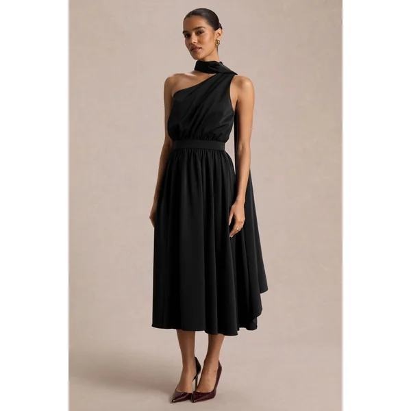 Caluna | Robe mi-longue en satin noir à encolure asymétrique avec détail foulard