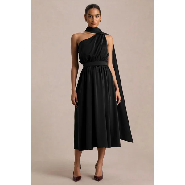 Caluna | Robe mi-longue en satin noir à encolure asymétrique avec détail foulard