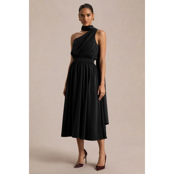 Caluna | Robe mi-longue en satin noir à encolure asymétrique avec détail foulard