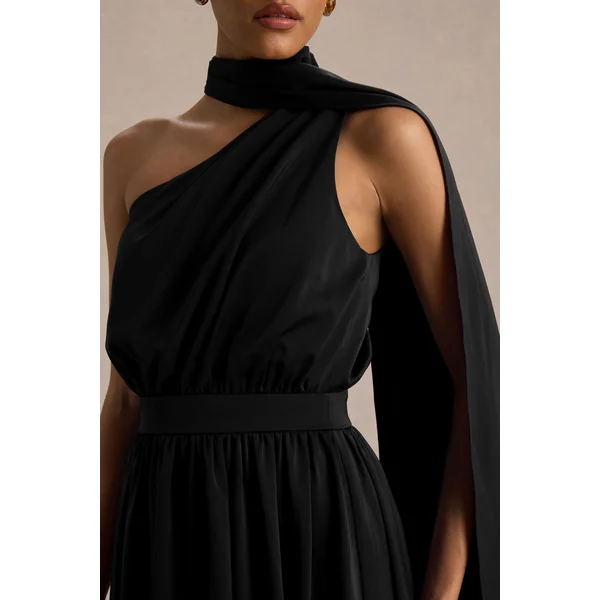 Caluna | Robe mi-longue en satin noir à encolure asymétrique avec détail foulard