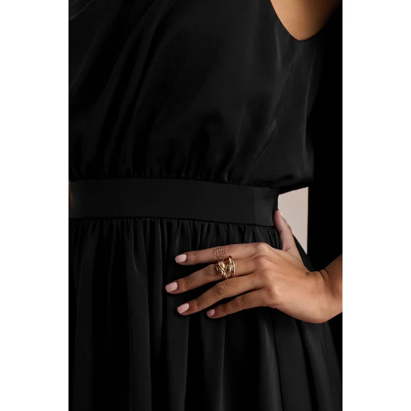 Caluna | Robe mi-longue en satin noir à encolure asymétrique avec détail foulard