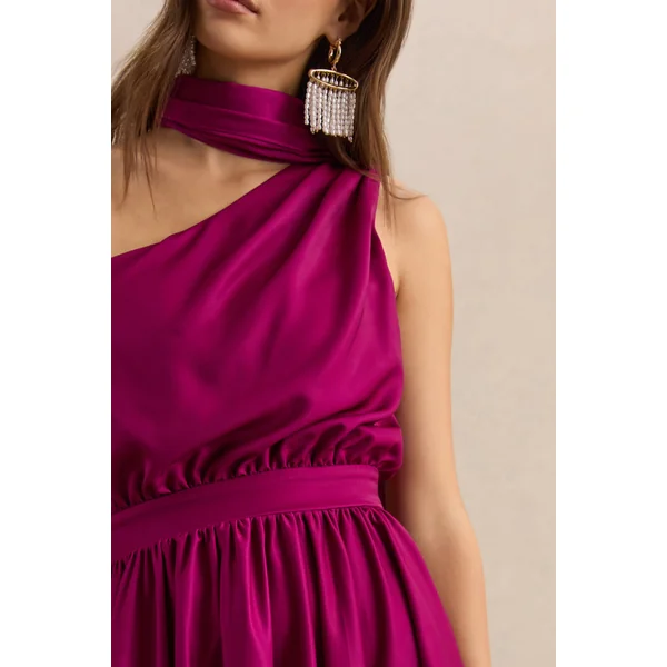 Caluna | Robe mi-longue en satin rose fuchsia à encolure asymétrique avec détail écharpe