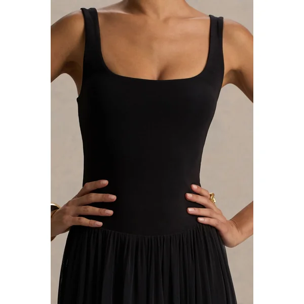 Camila | Robe longue noire à encolure ronde avec taille basse et jupe plissée