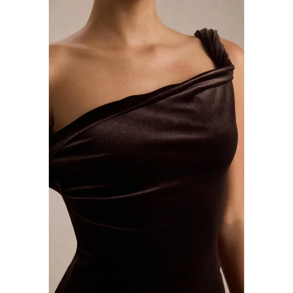 Carella | Robe mi-longue en velours marron à encolure asymétrique torsadée