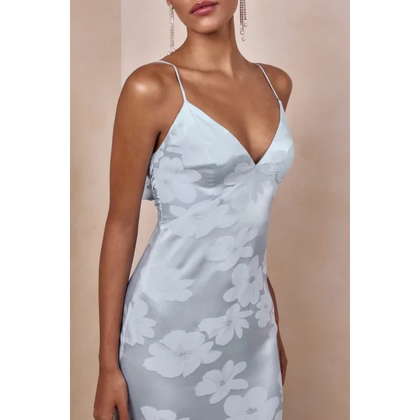 Carelle | Robe longue en satin bleu poudré à encolure plongeante et taille basse asymétrique