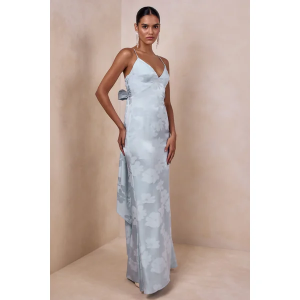 Carelle | Robe longue en satin bleu poudré à encolure plongeante et taille basse asymétrique