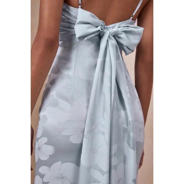 Carelle | Robe longue en satin bleu poudré à encolure plongeante et taille basse asymétrique