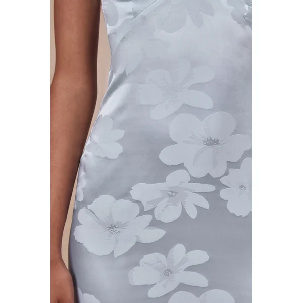 Carelle | Robe longue en satin bleu poudré à encolure plongeante et taille basse asymétrique