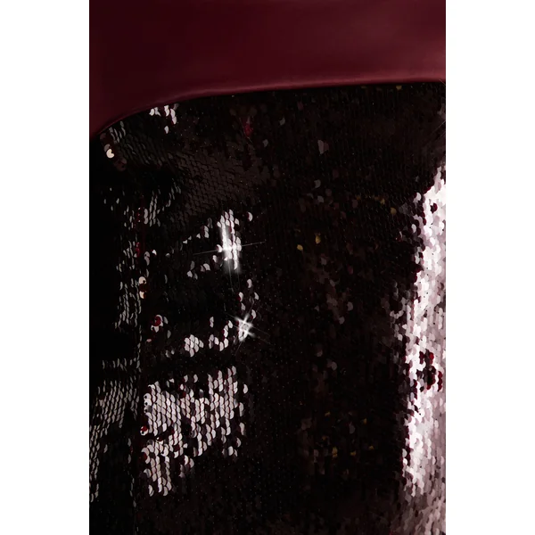 Casandra | Mini-robe bordeaux à sequins avec décolleté bandeau et finitions en satin